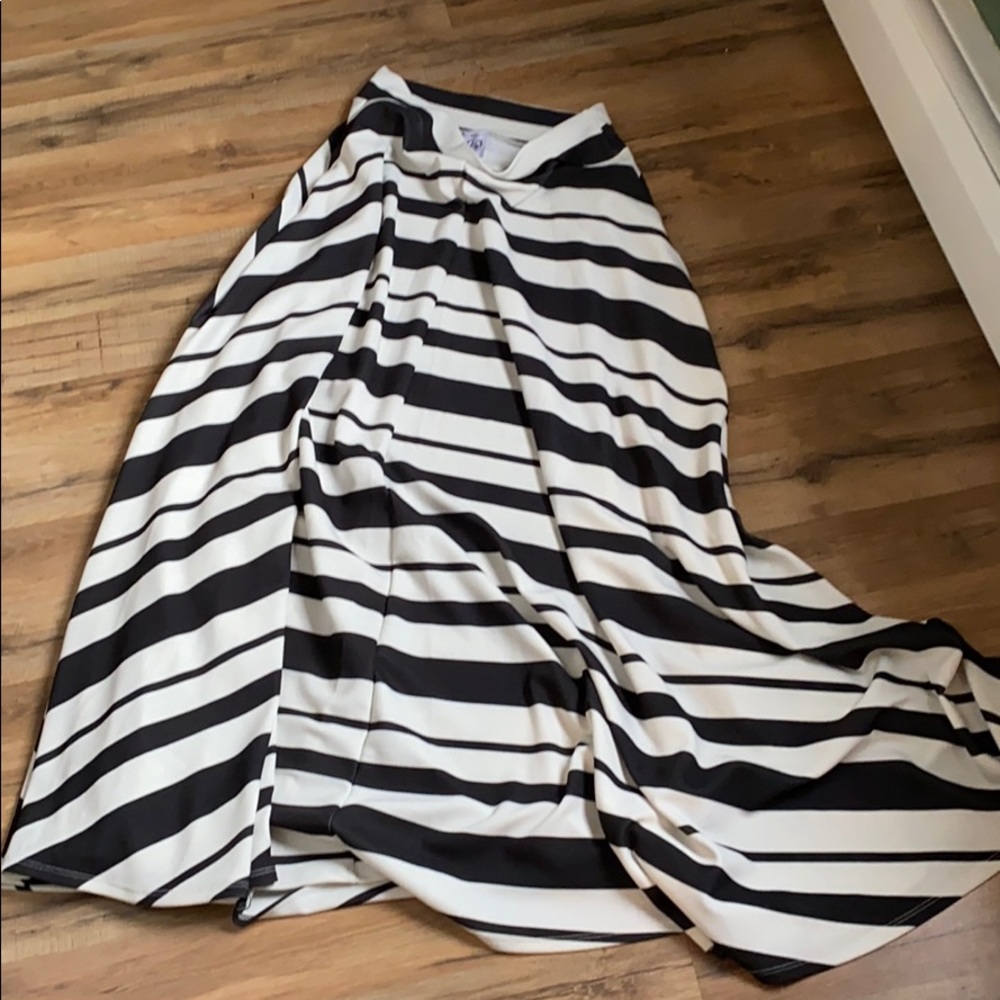 long black & cream skirt w pockets!